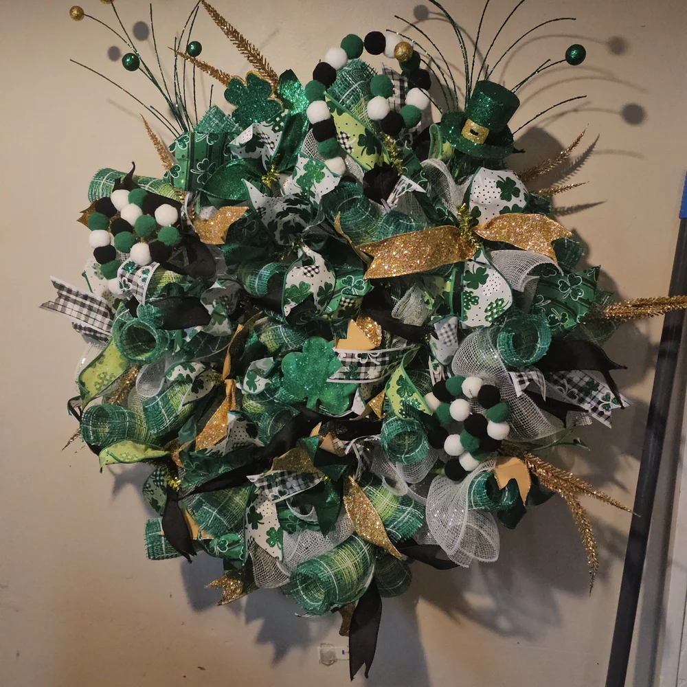 Elegant Green and Gold Holiday Wreath